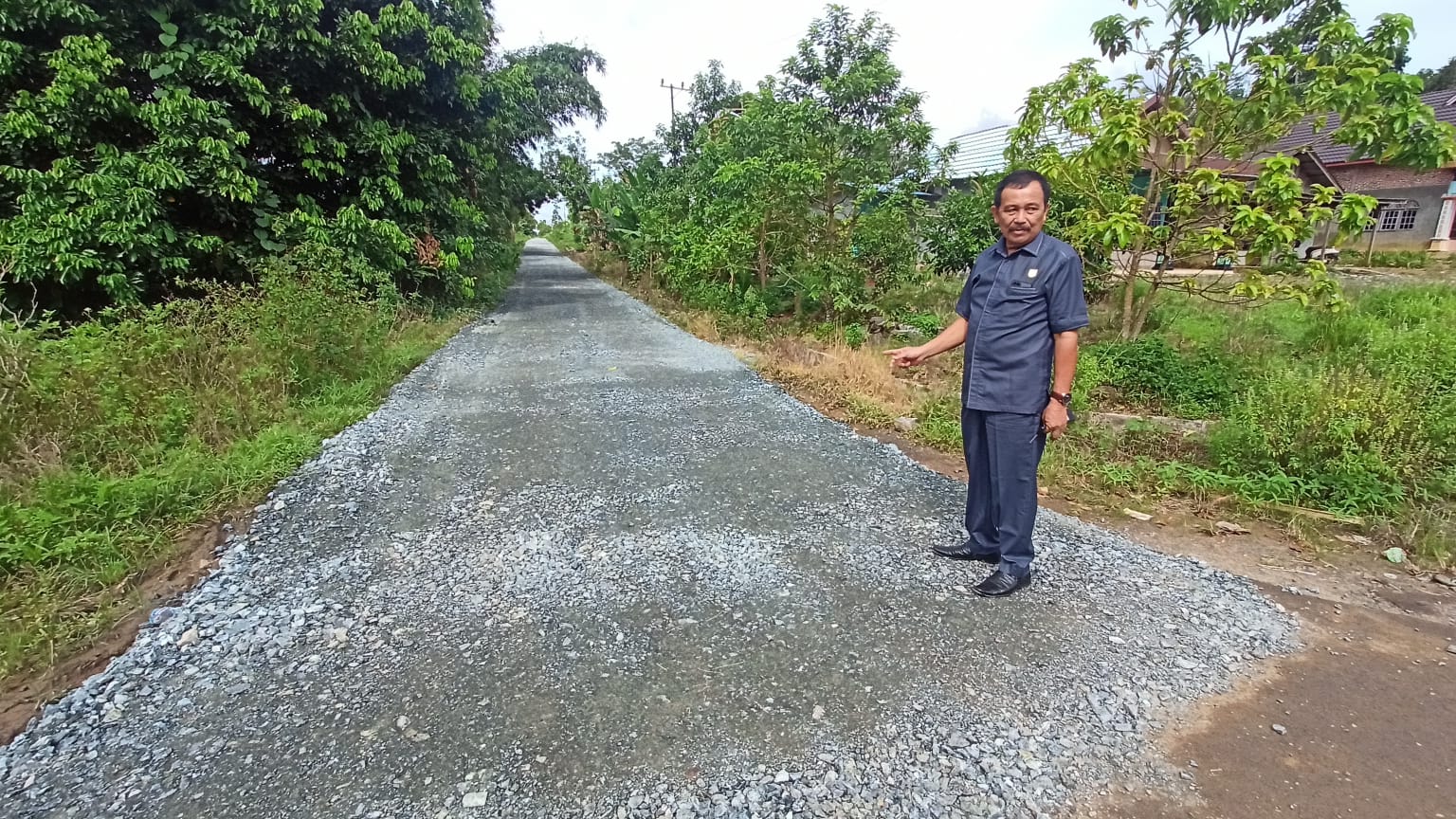 Anggota DPR dari partai Golkar, Sarjana , menunjukkan hasil Dana Pokir di Gunakan untuk Pengerasan Jalan Desa Bumi Asih