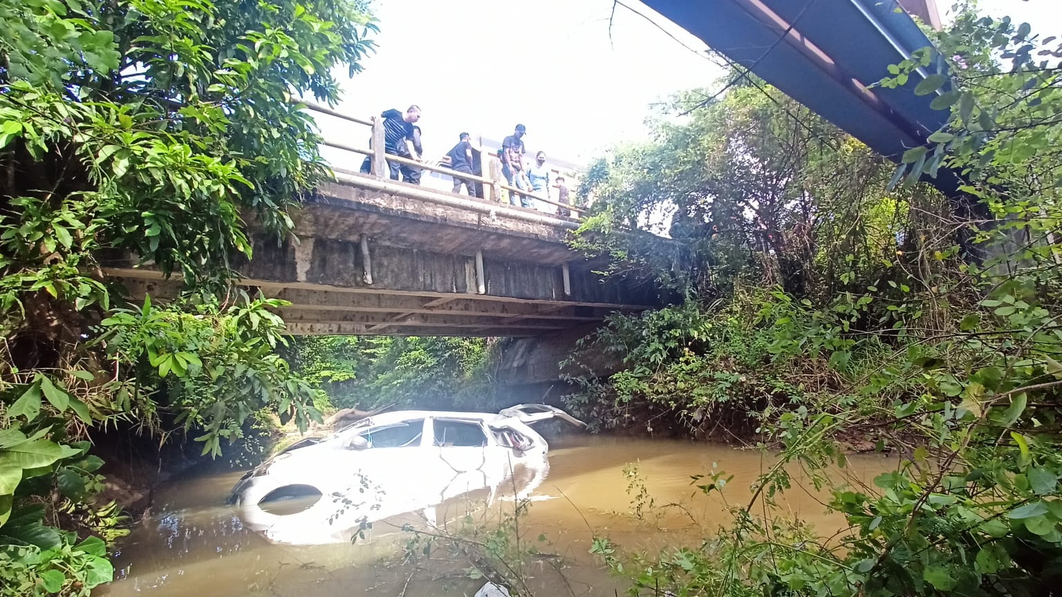Kondisi mobil Daihatsu Xenia tercebur disungai (Foto)