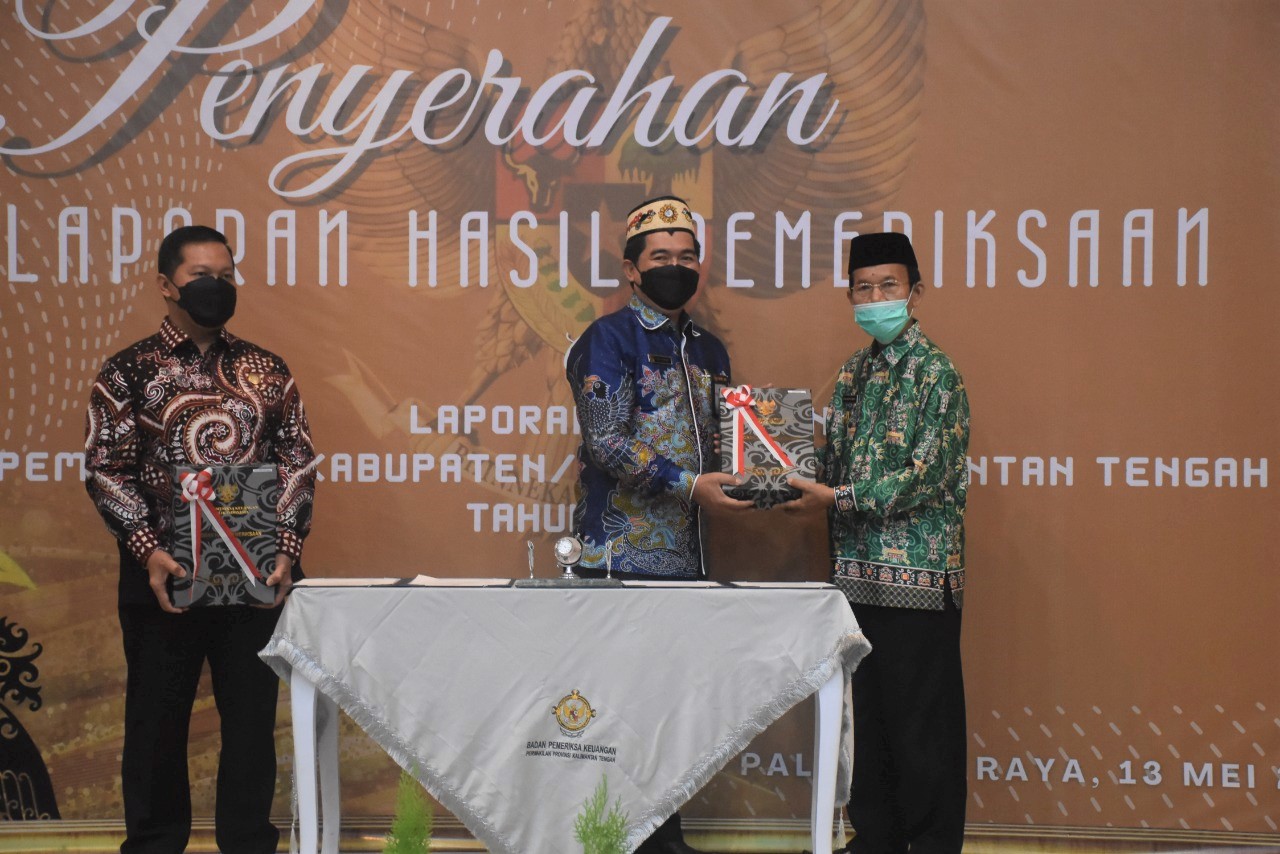 Wakil Bupati Kapuas HM Nafiah Ibnor saat menerima hasil penilaian opini Wajar Tanpa Pengecualian (WTP) untuk Laporan Keuangan Pemerintah Daerah Kabupaten Kapuas tahun anggaran 2021.