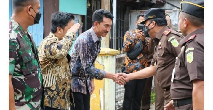 Bupati Banjar H Saidi Mansyur dan Kepala Kejaksaan Tinggi Kalimantan Selatan Mukri resmikan rumah Restorative Justice (RJ) di Desa Pesayangan Martapura, Kabupaten Banjar, Kamis (09/6/2022) sore.