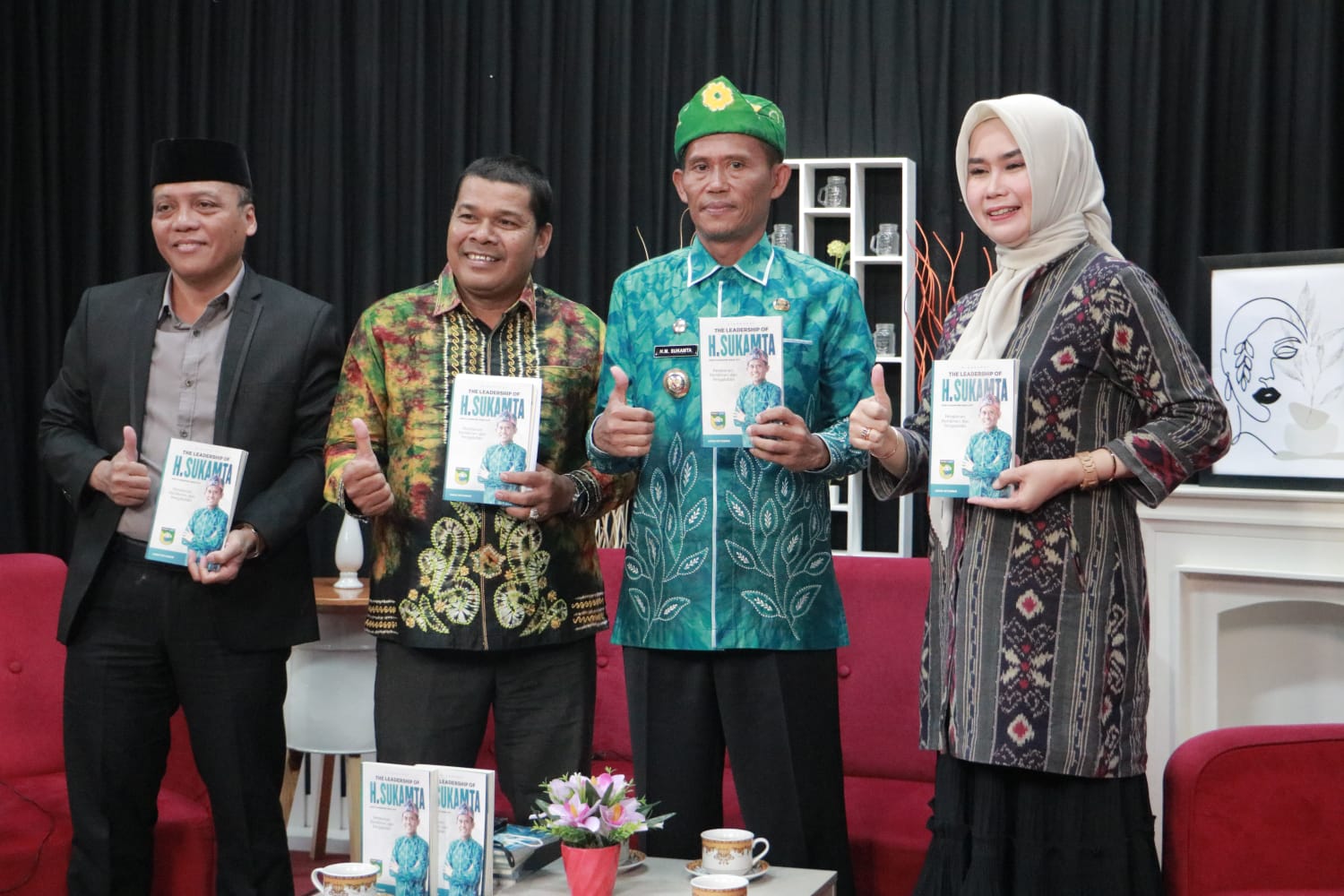Kisah Perjalanan Hidup Bupati HM Sukamta di Tuangkan Dalam Buku "The Leadership Of H Sukamta" .