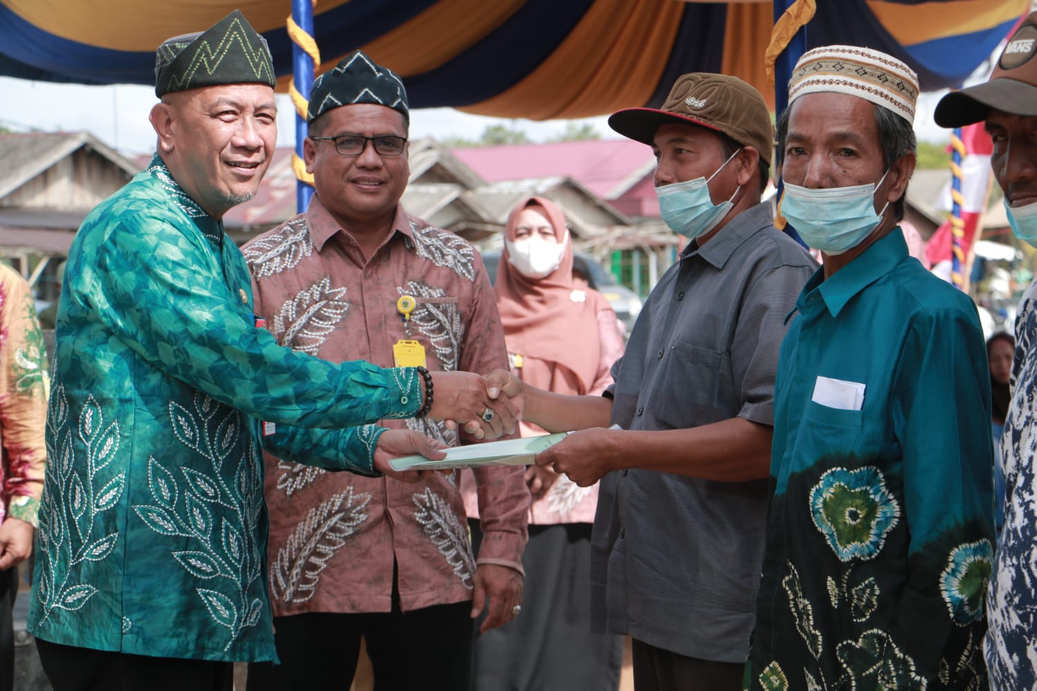 Penyerahan serifikat PTSL kepada warga oleh Hairul Rijal.