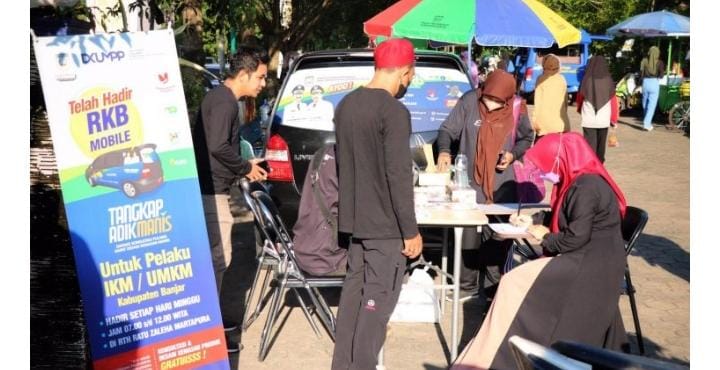 ketua Dekranasda Banjar Hj Nurgita Tiyas didampingi Kepala DKUMPP I Gusti Made Suryawati saat melakukan peninjauan pelayanan “Tangkap Adik Manis” di RTH Alun Alun Ratu Zalecha Martapura , Minggu (5/6/2022) pagi.