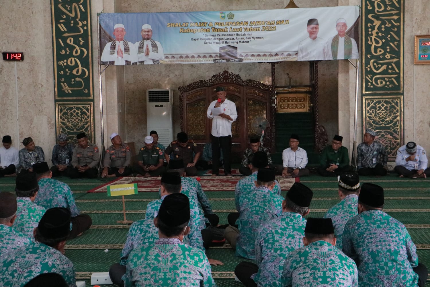 Sebanyak 137 calon jamaah haji (CJH) Tala tahun 2022 di lepas secara resmi Asisten Bidang Pemerintahan dan Kesejahteraan Rakyat Sekretariat Daerah (Setda) Kabupaten Tala H. Hairul Rijal di Masjid Agung Syuhada Pelaihari, Rabu (8/6/2022).