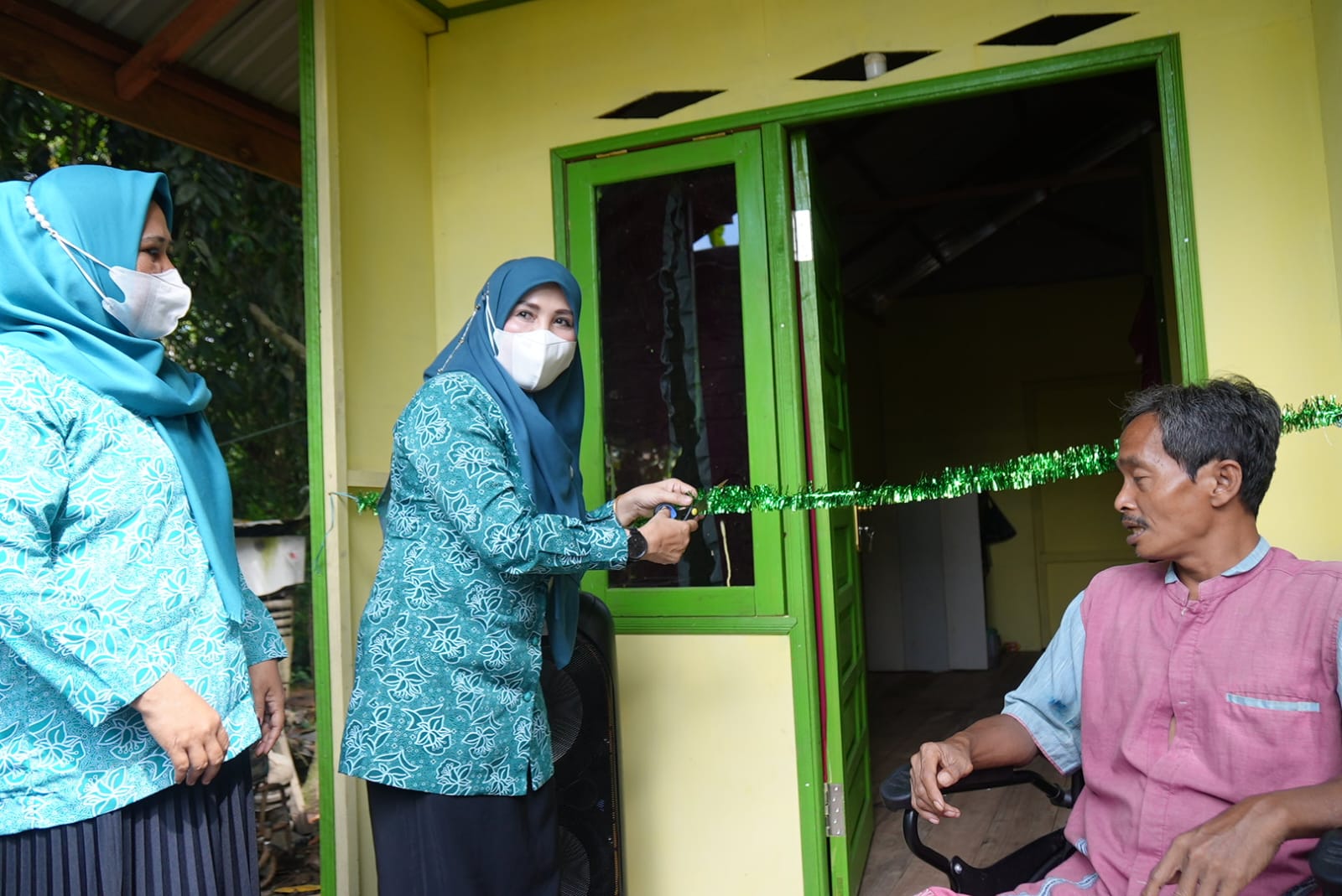Hj Sri Huriyati Hadi Potong Pita Peresmian Bantuan Rehab Rumah.