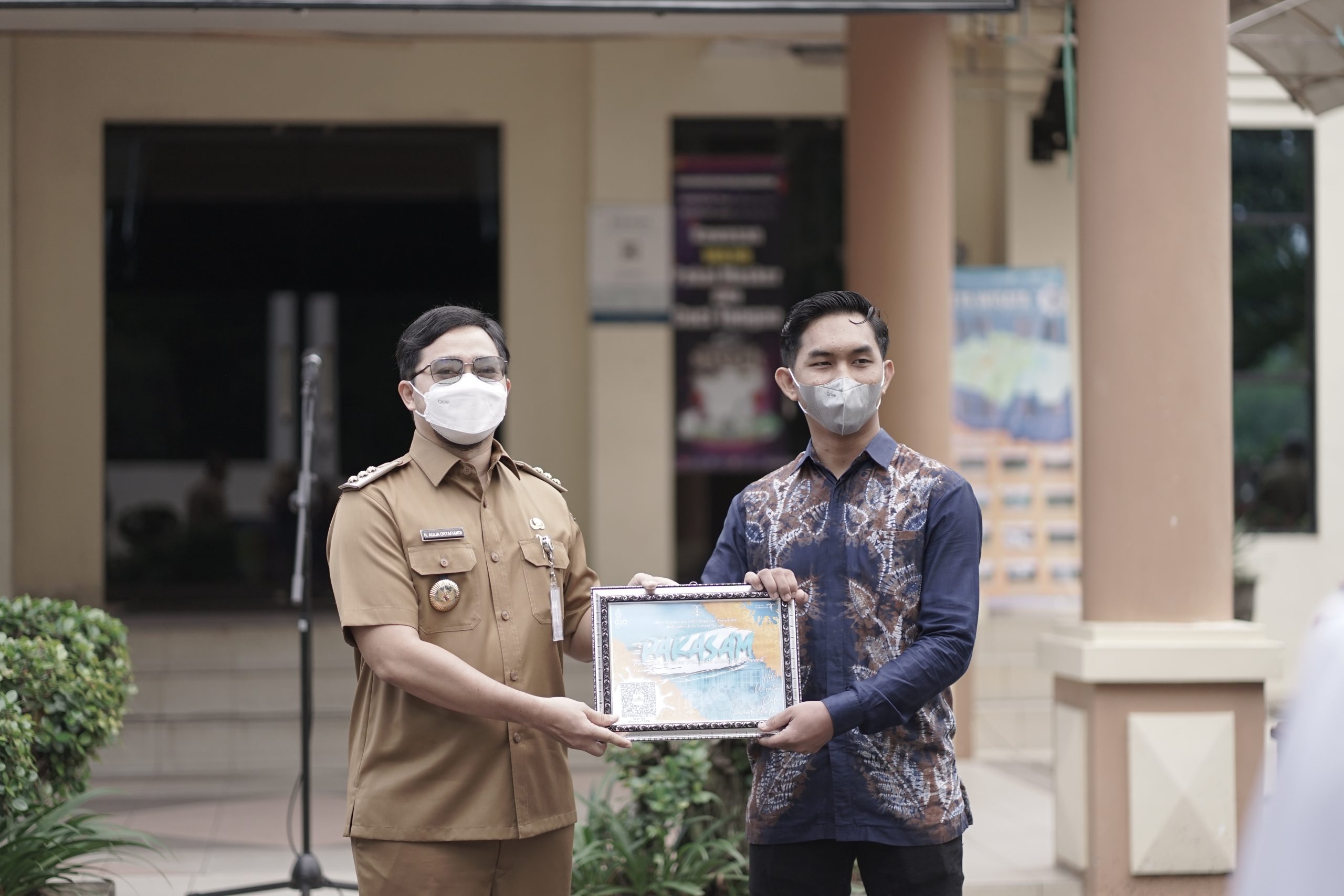 Bupati HST H Aulia Oktafiandi saat menerima desain aplikasi PAKASAM beserta barcode secara simbolis usai meresmikan aplikasi tersebut.