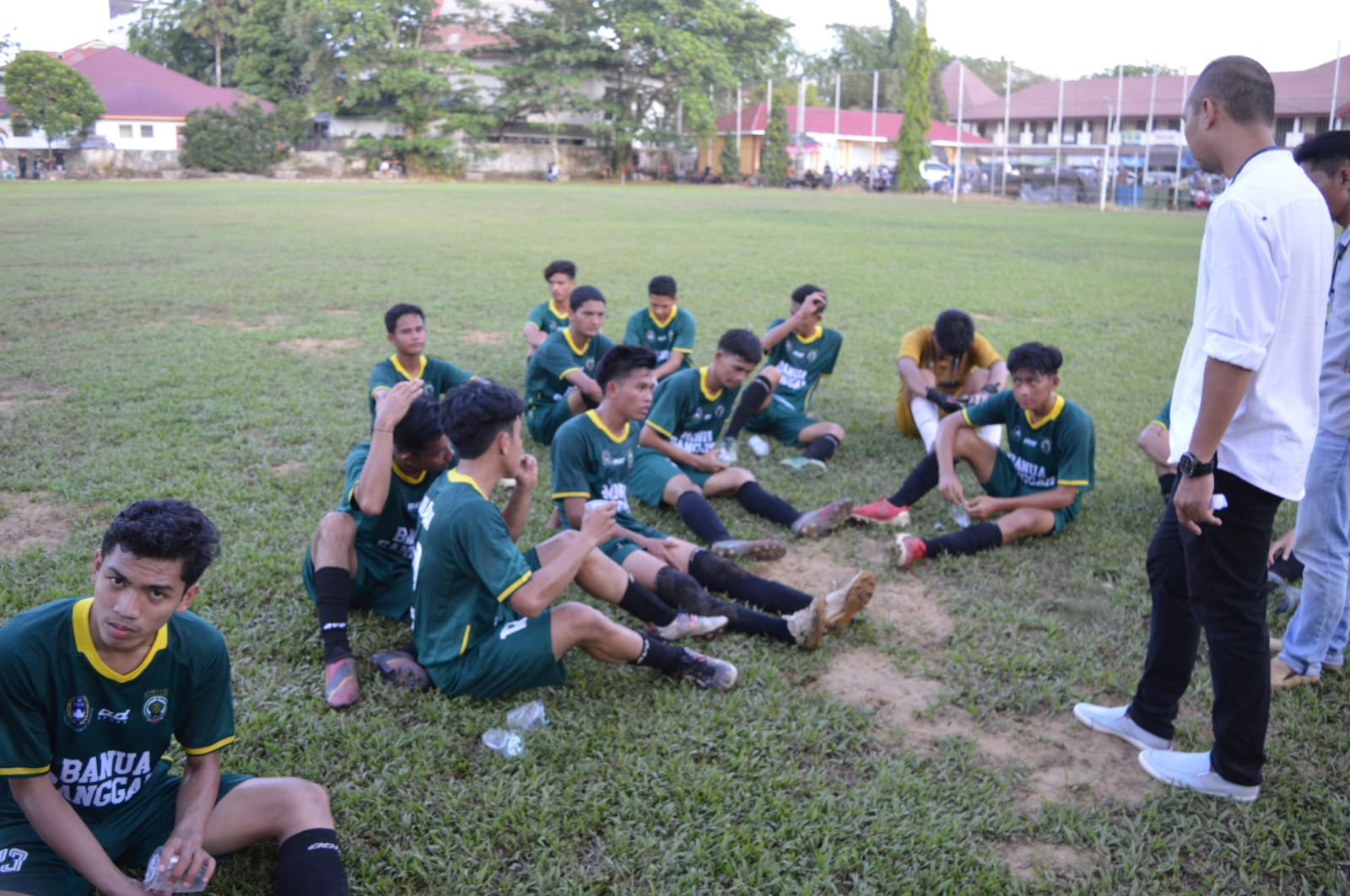 ucap pelatih kepala Porprov Balangan, Akhmad Fauzie memberi arahan usai pertandingan.