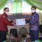 Bupati HST H Aulia Oktafiandi saat menerima penghargaan dari PABPDSI usai membuka Rakorda.