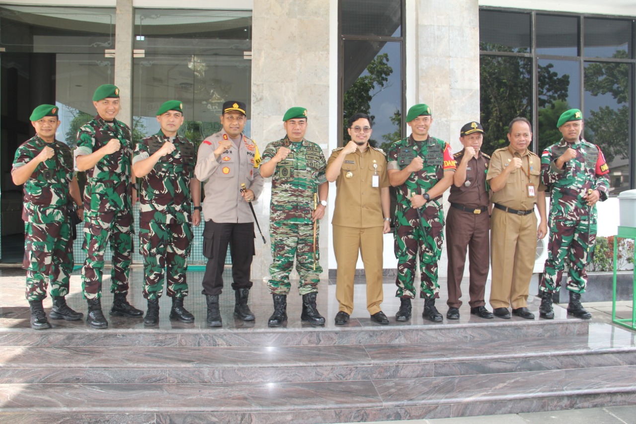Bupati HST H Aulia Oktafiandi bersama unsur Forkopimda HST saat melangsungkan foto bersama Danrem 101/Antasari Brigjen TNI Rudy Puruwito.