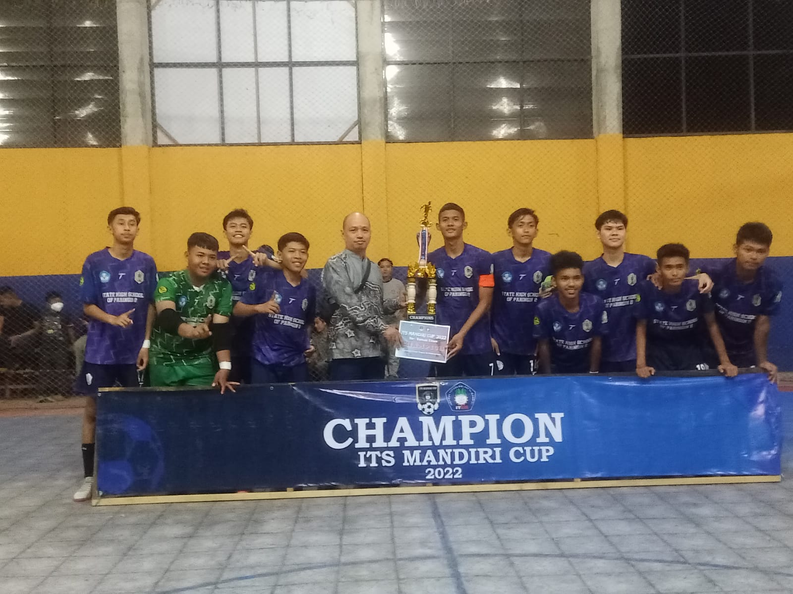 Panitia pelaksana Sayrin menyerahkan Piala kepada Kapten Tim SMAN 2 Paringin Fajri Maula
