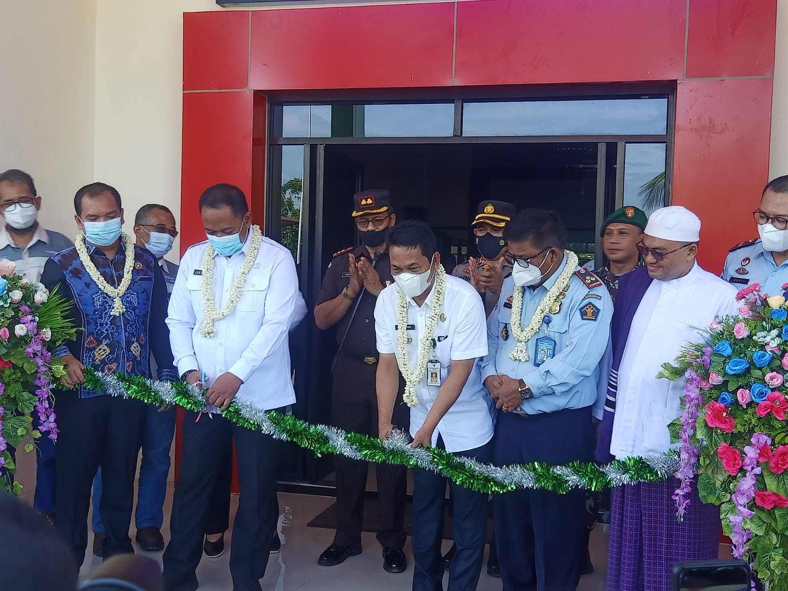 Bupati Balangan menghadiri peresmian Unit Kerja Kantor (UKK) Imigrasi kelas I TPI Banjarmasin di Halaman Kantor Keimigrasian Balangan, Rabu (22/6).
