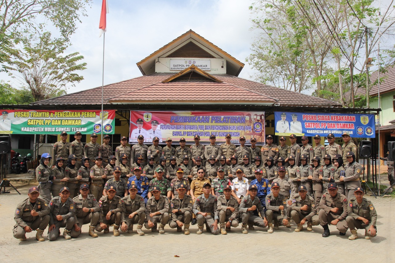 Bupati HST H Aulia Oktafiandi saat melakukan foto bersama para personil Satpol PP dan Damkar Kabupaten HST yang mengikuti pelatihan.