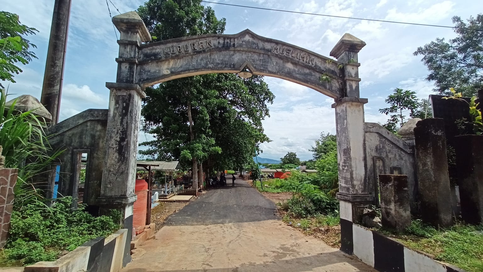 Terlihat jalan pemakaman muslimin pelaihari sudah teraspal.