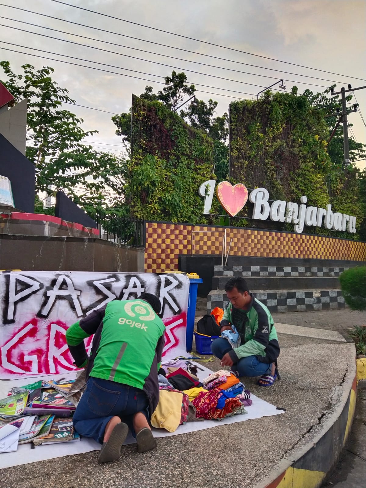 Antusias ojek online memilih pakaian pasar gartis di kawasan bundaran simpang 4, Banjarbaru (FOTO)