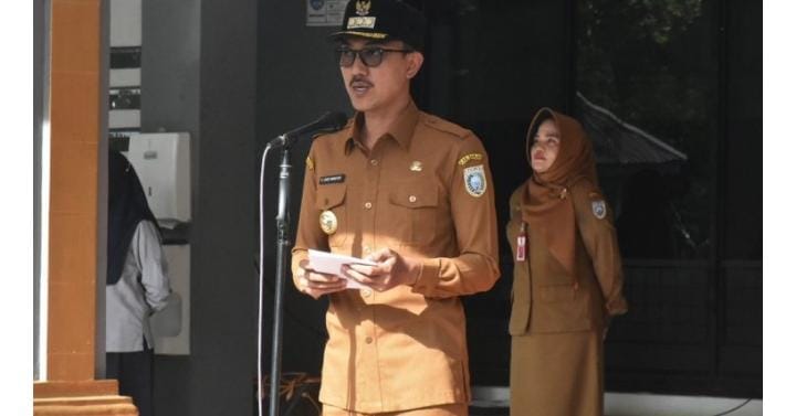 Bupati Banjar, H Saidi Mansyur saat menjadi pembina apel kerja gabungan lingkup Pemerintah Kabupaten Banjar sekaligus memperingati Hari Koperasi ke 75 Tahun 2022 dengan tema “Transformasi Koperasi untuk Ekonomi Berkelanjutan dengan tagline “Ayo Berkoperasi”, dihalaman Kantor Bupati Banjar, Senin (18/7/2022) pagi.
