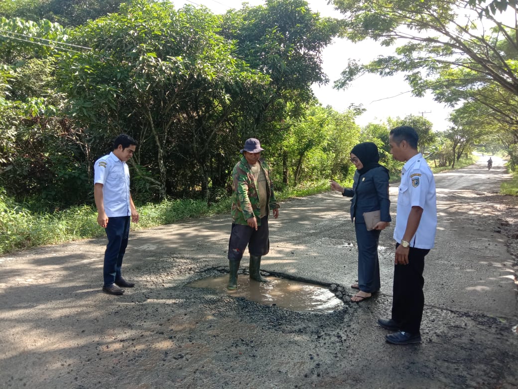 Anggota DPRD Tala Upik Astuti saat meninjau jalan rusak di Desa Sungai Pinang, bersama Perangkat Desa setempat.
