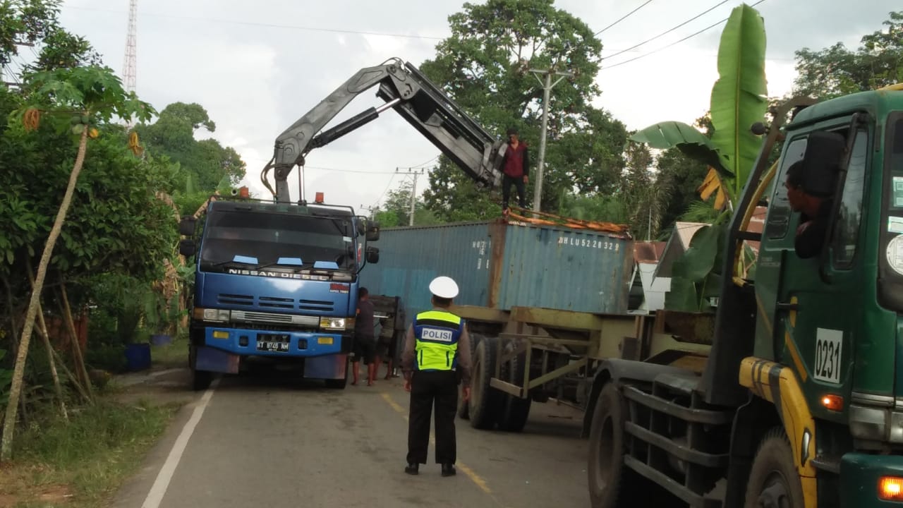 Peti Kemas Yang Terjatuh Sudah Ditangani, Ganti Rugi Sudah di Negosiasikan.