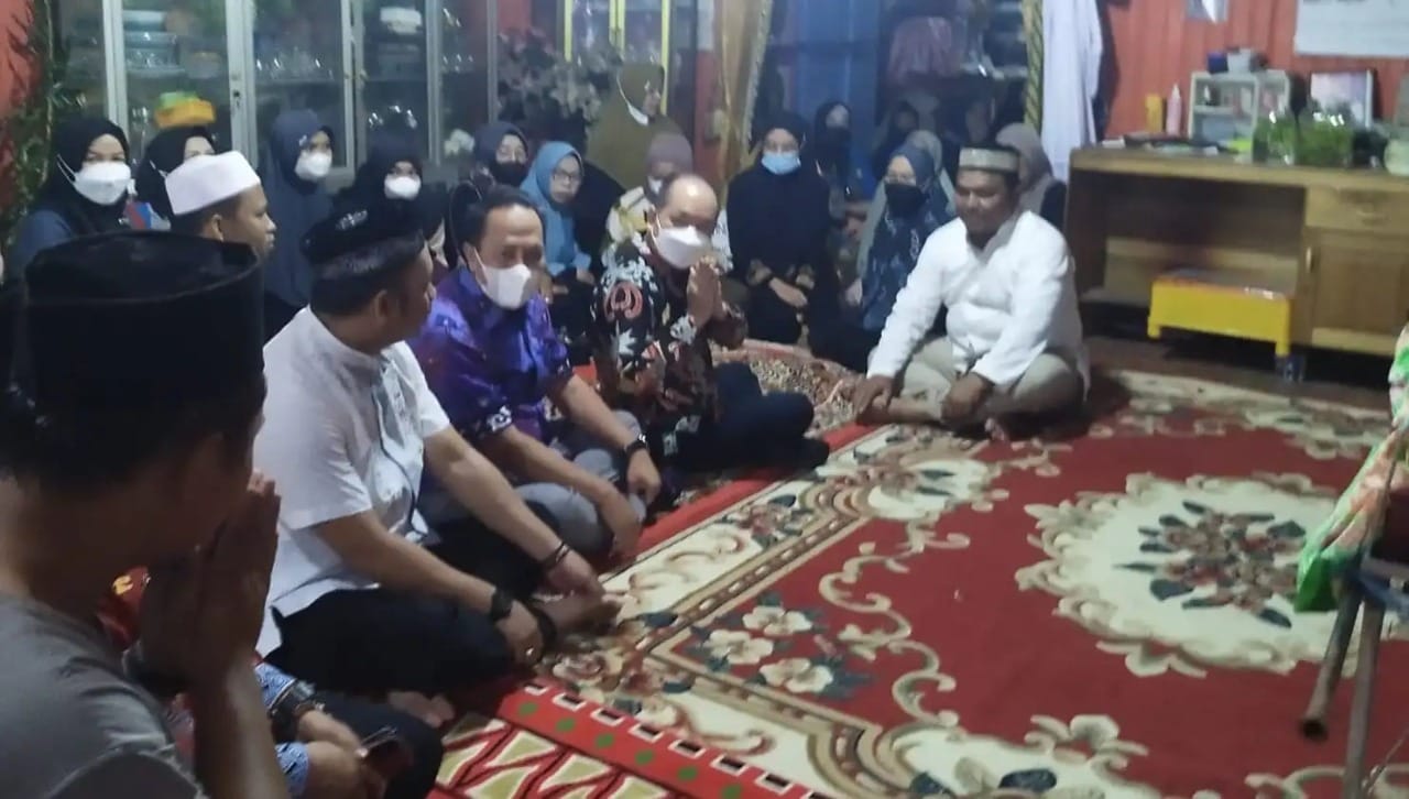 Bupati Kapuas Ben Brahim S Bahat melayat ke rumah duka Lurah Palingkau Lama Almarhum Readi, di Palingkau Lama Kecamatan Kapuas Murung, Kabupaten Kapuas.