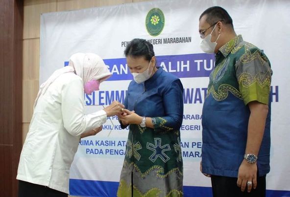 Jabatan Ketua Pengadilan Negeri (PN) Marabahan Kelas II diserahterimakan, Rabu (22/06/2022), dilaksanakan pisah sambut antara pejabat lama Lusi Emmi Kusumawati SH MH kepada pejabat baru Yeni Eko Purwaningsih SH MHum.