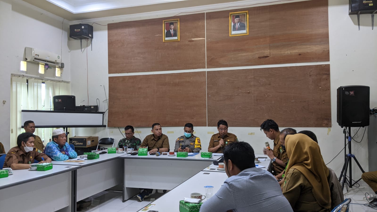 Komandan kodim 1001/HSU-Balangan yang di wakili Pasi Intel Kodim 1001/HSU-Balangan Kapten Cba Virgo Eviryansyah menghadiri Rapat Koordinasi Kewaspadaan dini dalam rangka melakukan deteksi dini secara terpadu terhadap segala permasalahan dalam masyarakat bertempat di Aula Badan Kesbangpol Kabupaten Balangan, Selasa (19/7/2022).