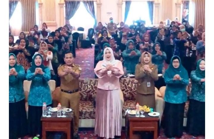 Ketua Tim Penggerak PKK Kabupaten Banjar Hj Nurgita Tiyas saat menghadiri pertemuan Penguatan Manajemen Sistem Informasi Posyandu bagi Lintas Sektor, di Grand Dafam Q-Hotel, Banjarbaru, Senin (18/7/2022) siang.