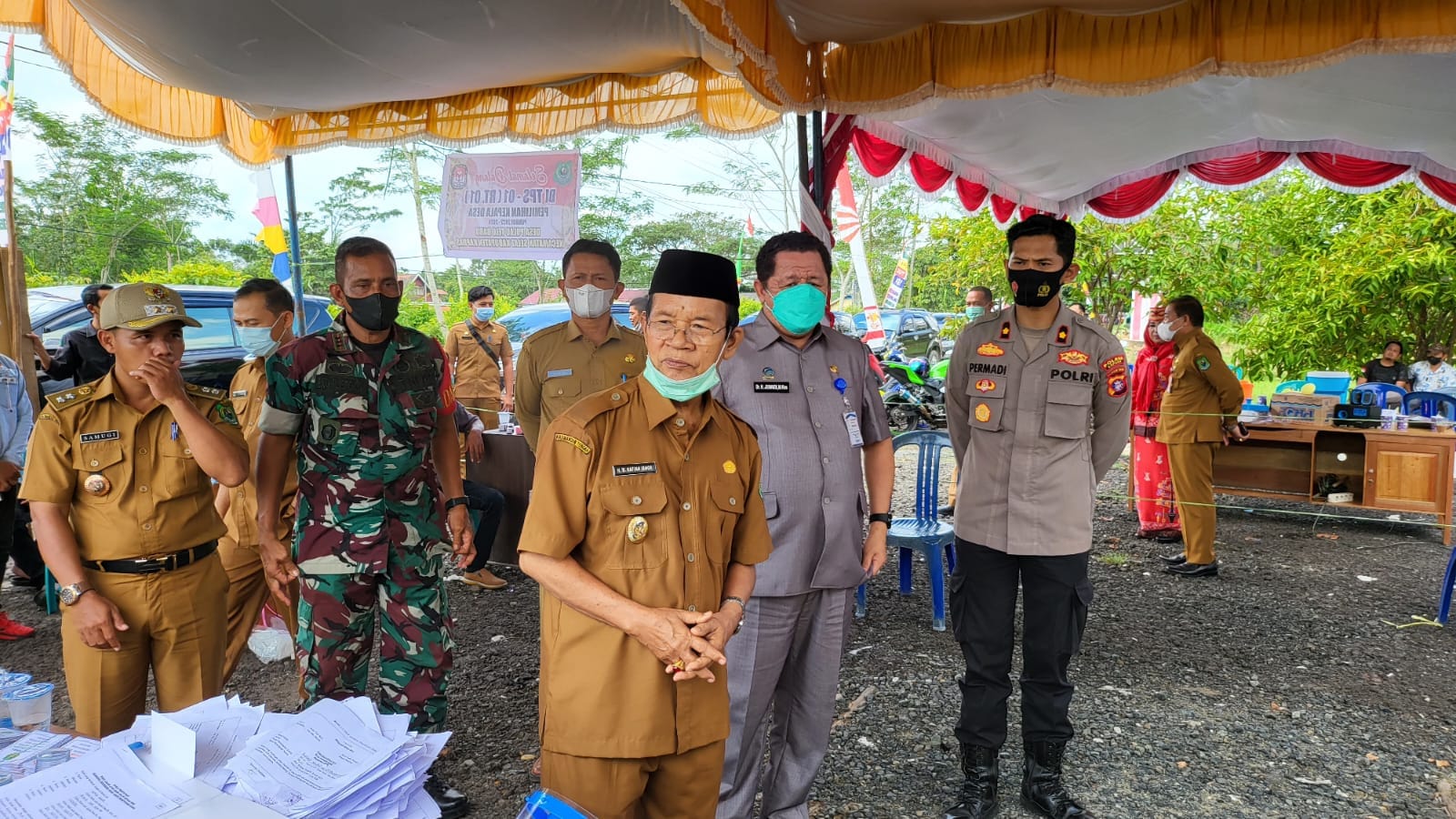 Wakil Bupati Kapuas bersama Sekretaris Daerah Kabupaten Kapuas Septedy, meninjau di TPS 01 di Desa Pulau Telo Baru.