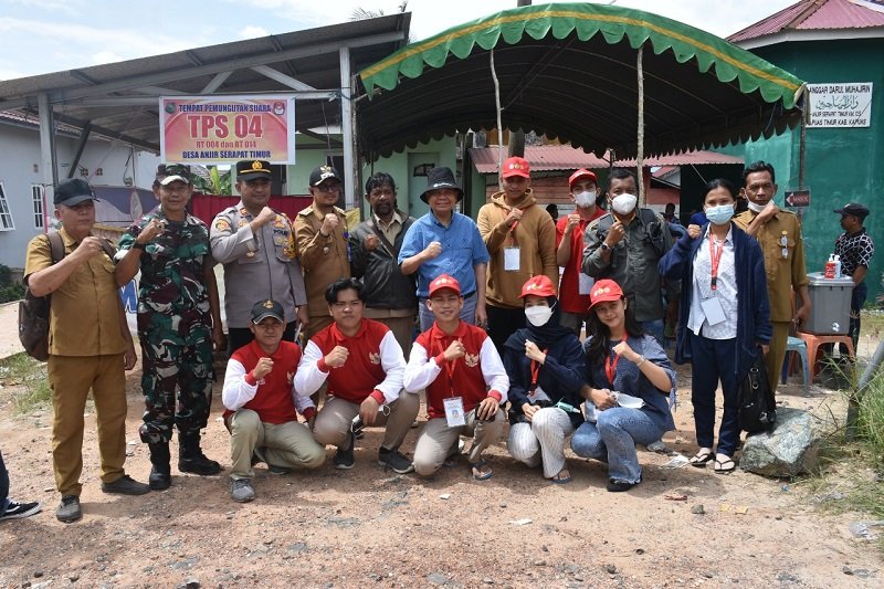 Bupati Kapuas Ben Brahim S Bahat didampingi Camat Kapuas Timur Saripudin, unsur Forkompinda Kecamatan Kapuas Timur berfoto bersama saat peninjauan pilkades di salah satu TPS di wilayah Kecamatan Kapuas Timur.