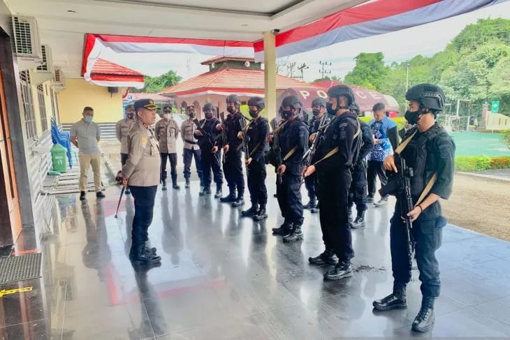 Kapolres Balangan AKBP Zaenal Arifin saat koordinasi dengan jajaran satuan Brimob