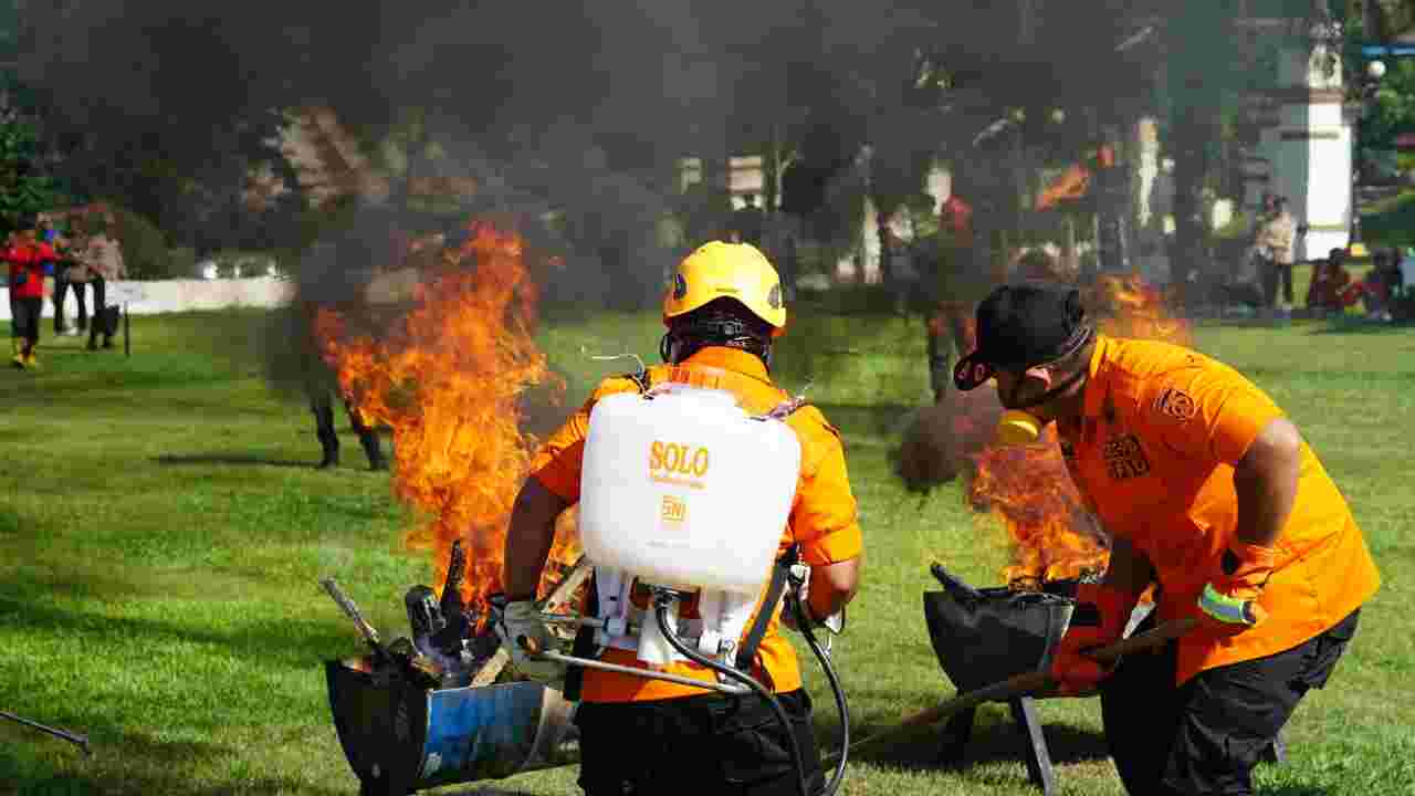 Simulasi pemadaman api oleh tim TRC BPBD Kabupaten Balangan pada apel siaga Karhutla