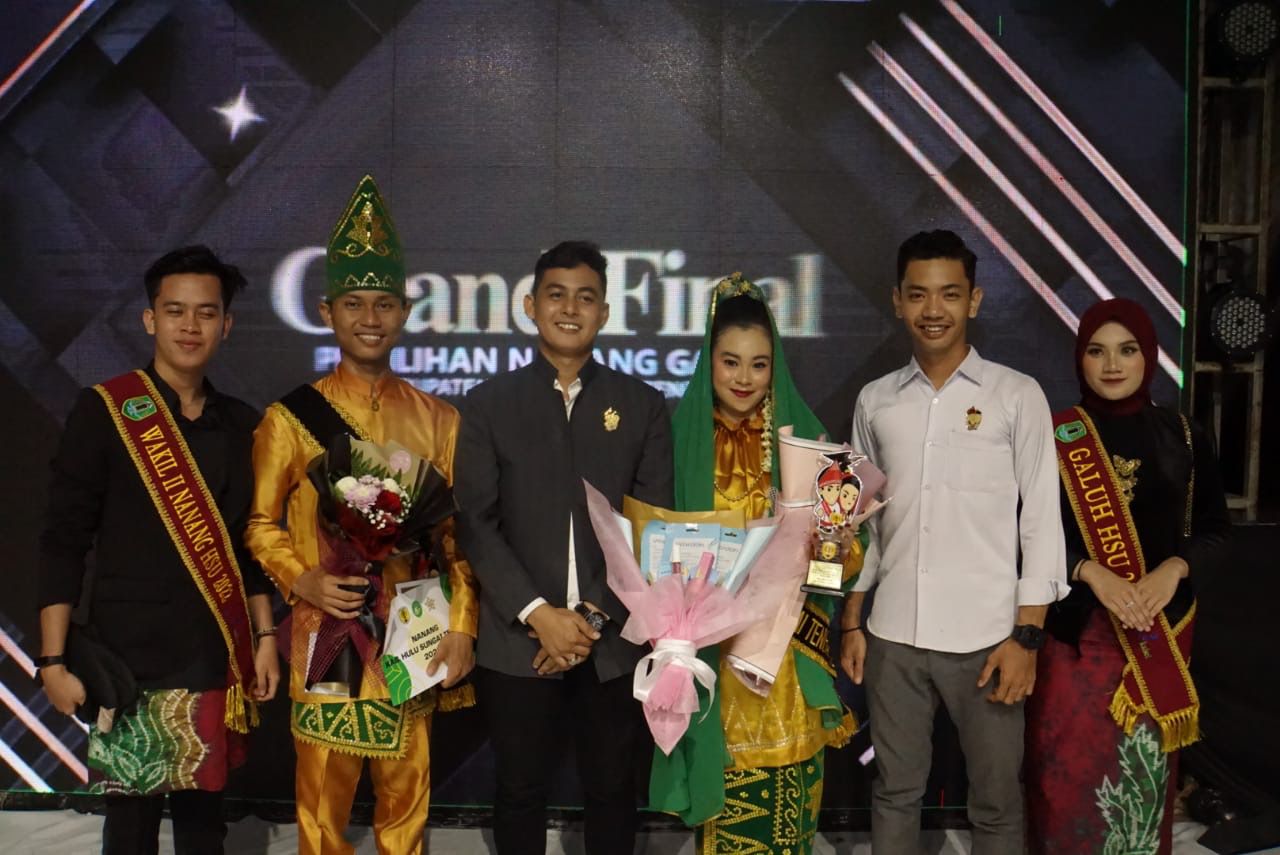 Ketua INAGA Kalsel, Dayat.el saat memberikan apresiasi kepada Nanang dan Galuh HST.