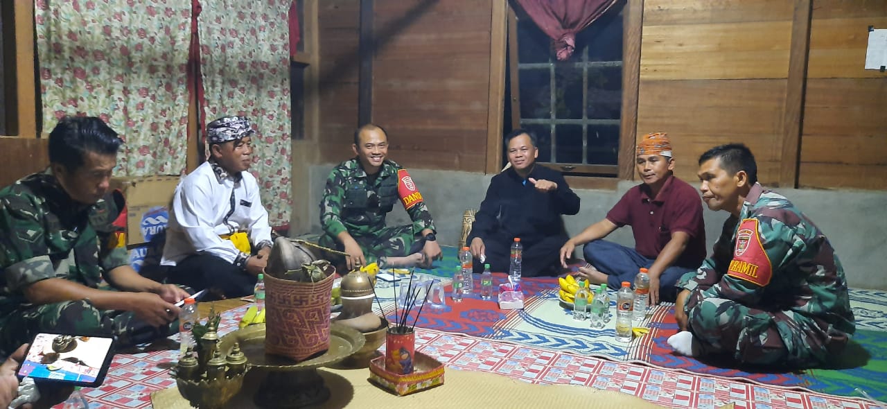 Dandim 1002/HST saat menghadiri Aruh Adat Dayak Labuhan dan bersilaturahmi dengan tokoh lintas agama.