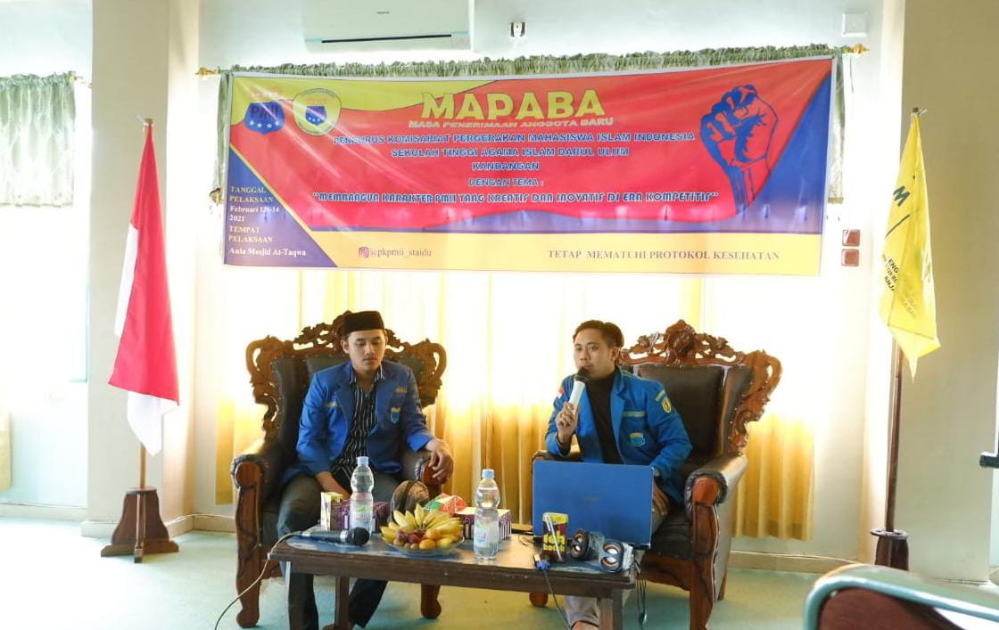 Sekretaris PKC PMII Kalsel, M Irsyadul Insan (kiri) dan Muhammad Yasin (kanan) saat mengawal MAPABA PMII HSS.