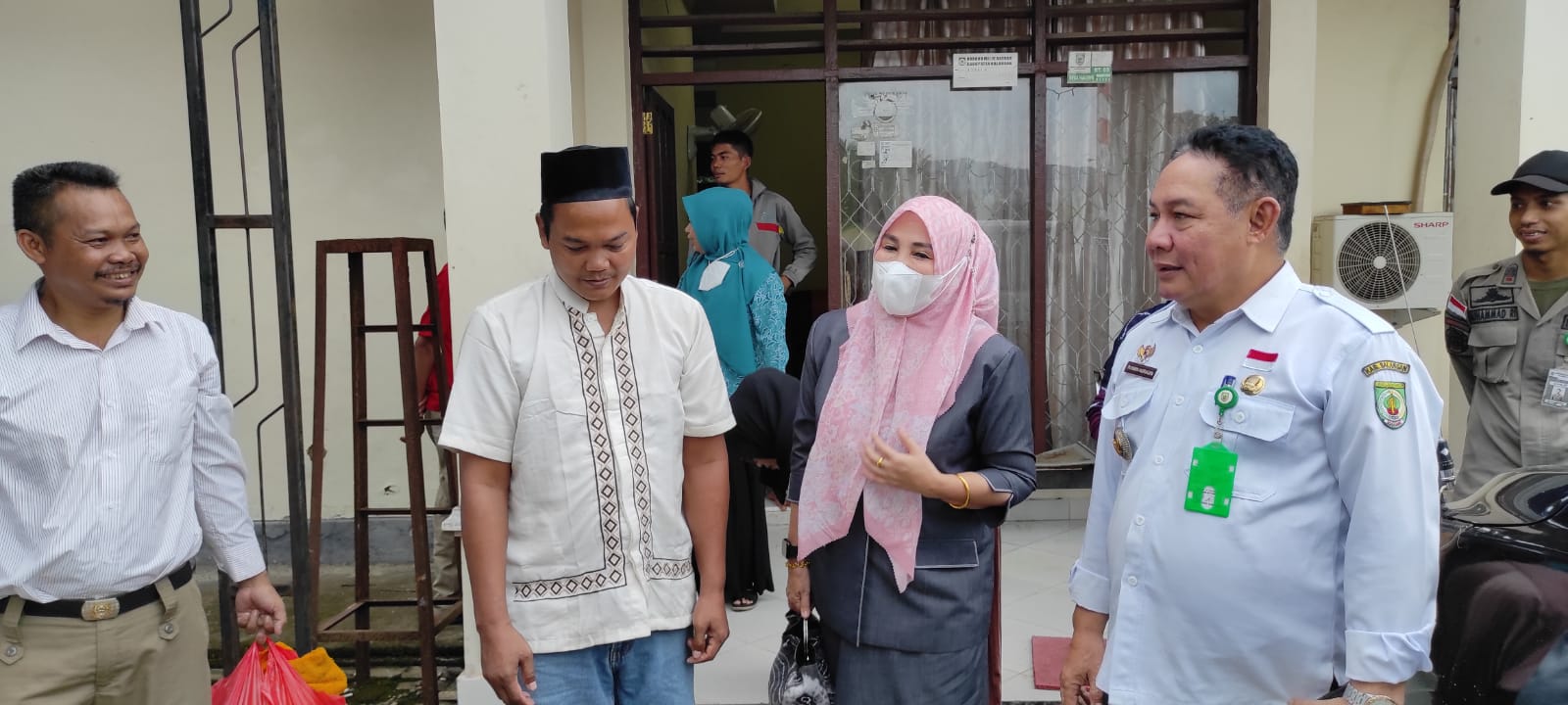 Ketua TP-PKK Kabupaten Balangan Hj Sri Huriyati Hadi mengantar Aliamansyah kepada keluarganya di Desa Buntut Pilanduk, Kecamatan Halong Kabupaten Balangan, Rabu (27/7/2022).