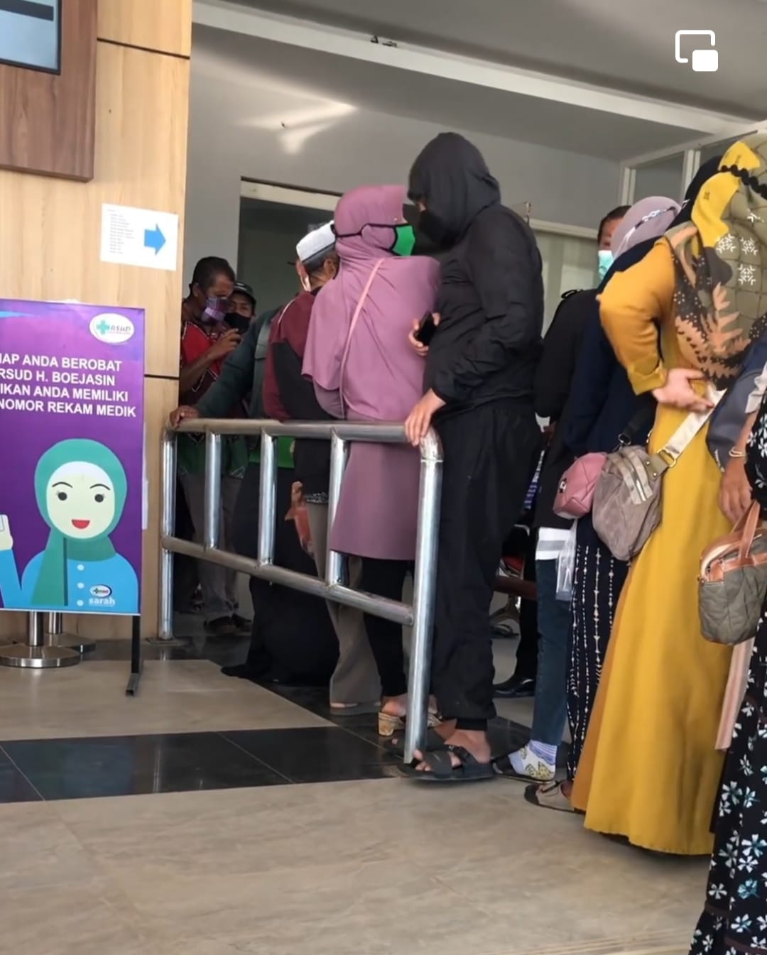 Wakil Bupati menyamar jadi pasien RSHB yang memakai jaket hitam, Gambar:tangkap layar FB Abdi Rahman.
