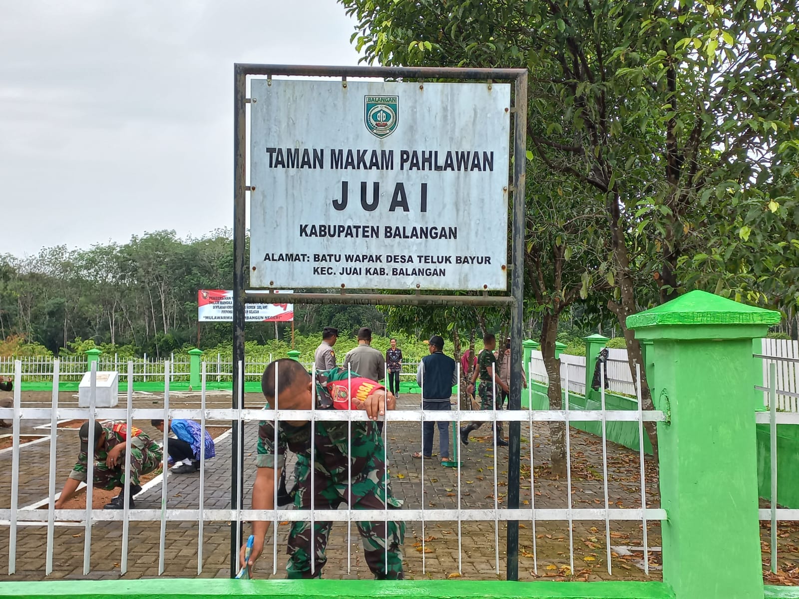 Kodim 1001/HSU-Balangan Gelar Karya Bhakti Pembersihan Taman Makam Pahlawan.