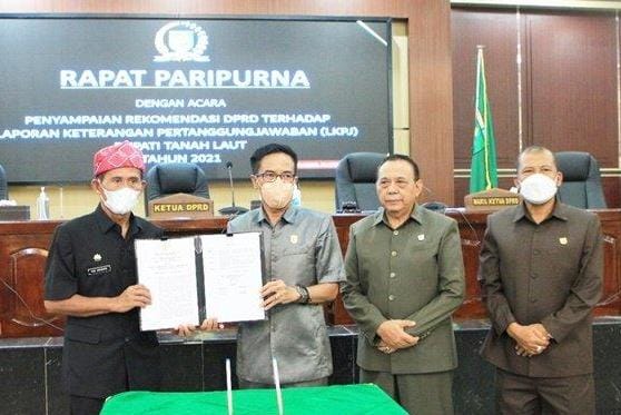 Ketua DPRD Kabupaten Tanah Laut (Tala), Muslimin, SE, didampingi dua wakilnya bersama Bupati Tala HM Sukamta memperlihatkan pengesahan rekomendasi dewan terhadap LKPj 2021 pada rapat paripurna.