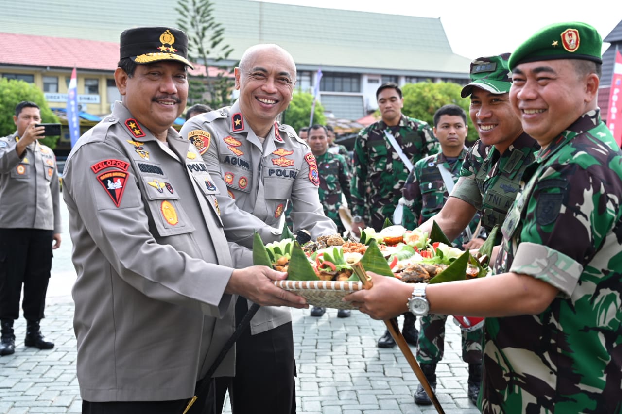 Danrem 101/Antasari Brigjen TNI Rudi Puruwito, S.E. menyerahkan nasi tumpeng kepada Kapolda Kalsel Irjen Pol Rikhwanto.