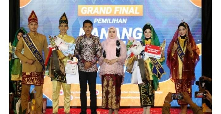 Bupati Banjar, H Saidi Mansyur saat berfoto bersama Finalis Nanang Galuh 2022.