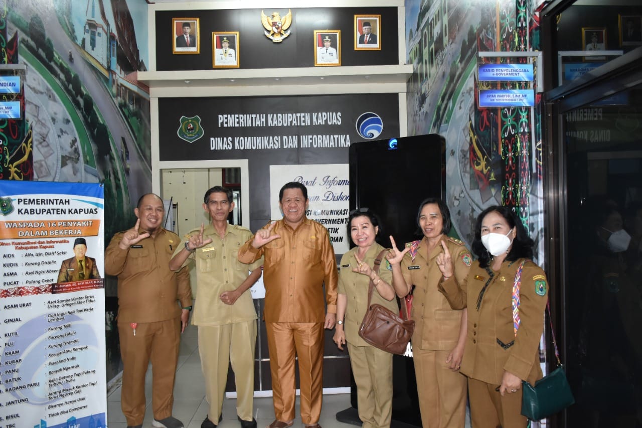 Kepala Dinas Komunikasi dan Informatika (Diskominfo) Kabupaten Kapuas Dr. H Junaidi bersama dengan jajaran Disarpustaka Provinsi Kalteng dan jajaran Dinas Kearsipan dan Perpustakaan Kapuas, bertempat di Kantor Diskominfo Kabupaten Kapuas.
