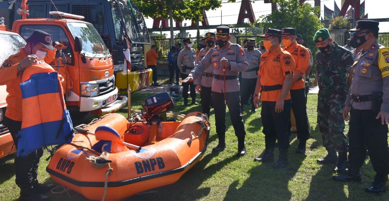 Kapolres Kapuas AKBP Qori Wicaksono saat mengecek perlengkapan Sarana Prasarana (Sarpras) dalam rangka Penanggulangan Kebakaran Hutan, Lahan dan Banjir di Wilayah Hukum Polres Kapuas, bertempat di Halaman Mapolres Kapuas.