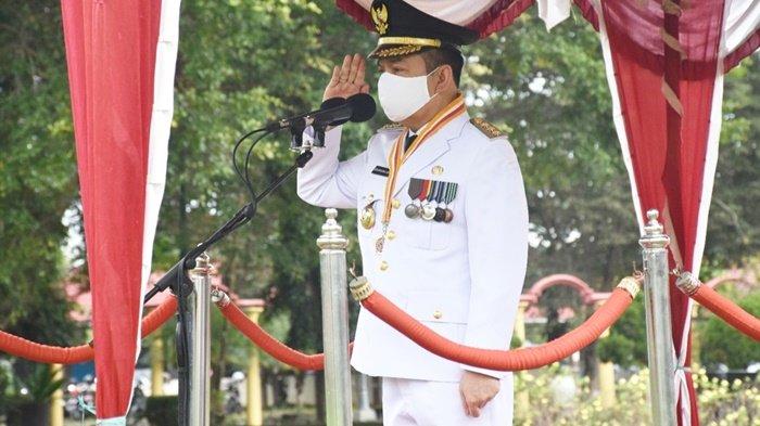 Bupati Kapuas Ben Brahim S Bahat saat memimpin Upacara Peringatan HUT Kemerdekaan RI tahun lalu.