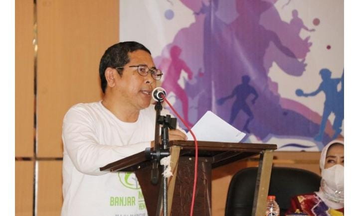 Asisten Bidang Perekonomian dan Pembangunan Ikhwansyah saat membuka kegiatan Kejuaraan Tenis Meja Antar Pelajar Putra yang merupakan bagian dari rangkaian kegiatan Hari Jadi Kabupaten Banjar ke 72, di aula Dinas Pendidikan, Sabtu (6/8/2022 ) pagi.