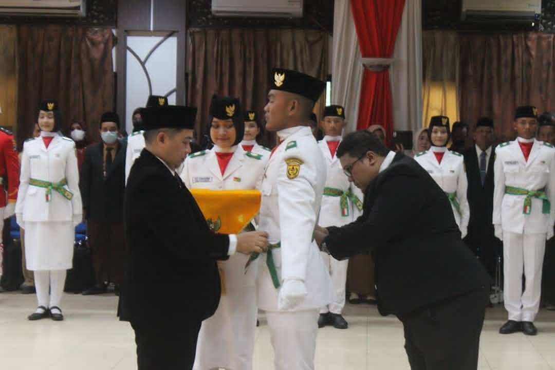 Walikota Banjaramasin, H Ibnu Sina saat mengukuhkan 28 Paskibraka Kota Banjarmasin.