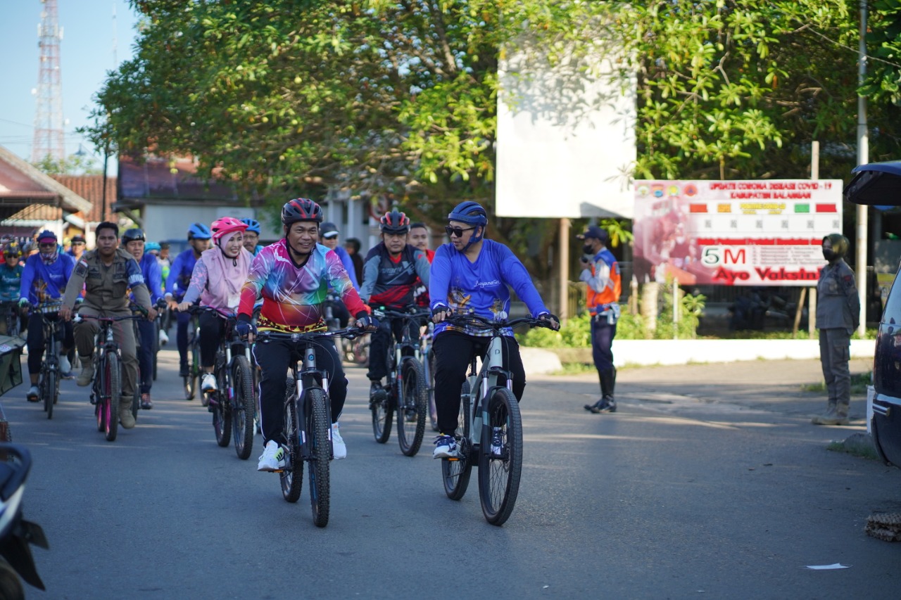 Walikota Banjarmasin dan Bupati Balangan Gowes Bersama Keliling Paringin.