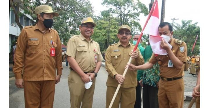 Usai menjadi pembina apel kerja gabungan lingkup Pemerintah Kabupaten Banjar, Wakil Bupati Banjar Habib Idrus Al – Habsie menyerahkan secara simbolis bendera merah putih “Gerakan Pembagian 10 Juta Bendera Merah Putih” di Halaman Kantor Bupati Banjar, Martapura, Senin (1/8/2022) pagi.
