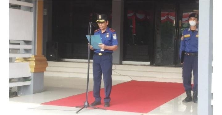 Kepala Dinas Pemadam Kebakaran dan Penyelamatan (DPKP) Rahmat Kartolo saat menjadi Pembina pada Apel Gabungan Lingkup Pemerintah Kabupaten Banjar, dihalaman Kantor Bupati Banjar, Senin (8/8/2022) pagi.