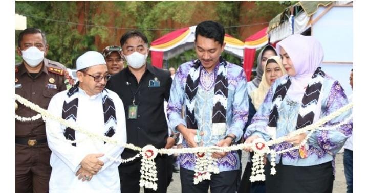 Ditandai dengan pemotongan untaian bunga oleh Bupati Banjar H Saidi Mansyur didampingi Ketua Dekranasda B anjar Hj Nurgita Tiyas, kegiatan Bazar Usaha Mikro, Kecil dan Menengah (UMKM) dan Grand Opening D’Laris Manis resmi dibuka dihalaman gedung Dewan Kerajinan Nasional Daerah (Dekranasda) Banjar, Rabu (10/8/2022) sore.