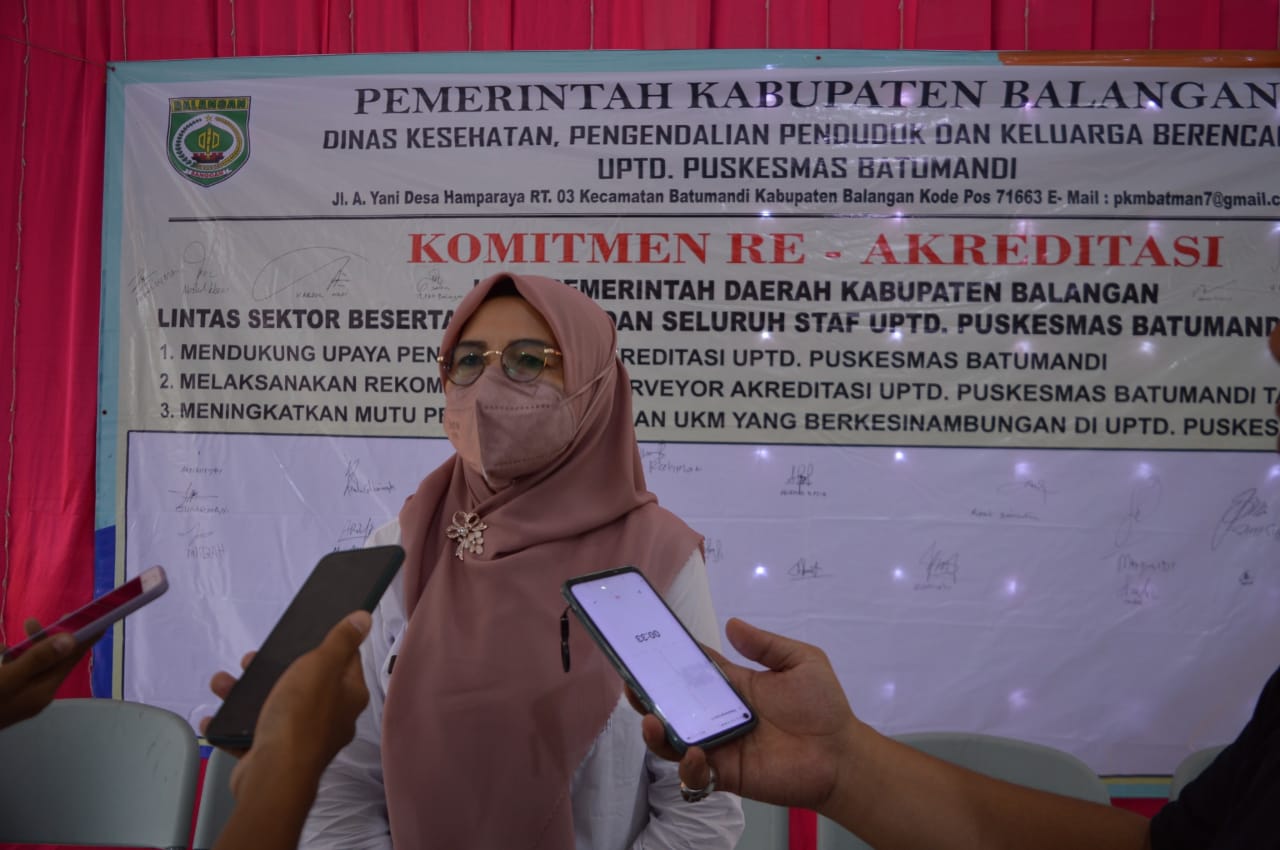 Hj Nurul Bahriah selaku Kepala UPTD Puskesmas Batumandi, saat penandatanganan komitmen persiapan penilaian re-akreditasi bersama dengan Dinas Kesehatan, di Aula Dekranasda Balangan, Rabu (10/8/2022).