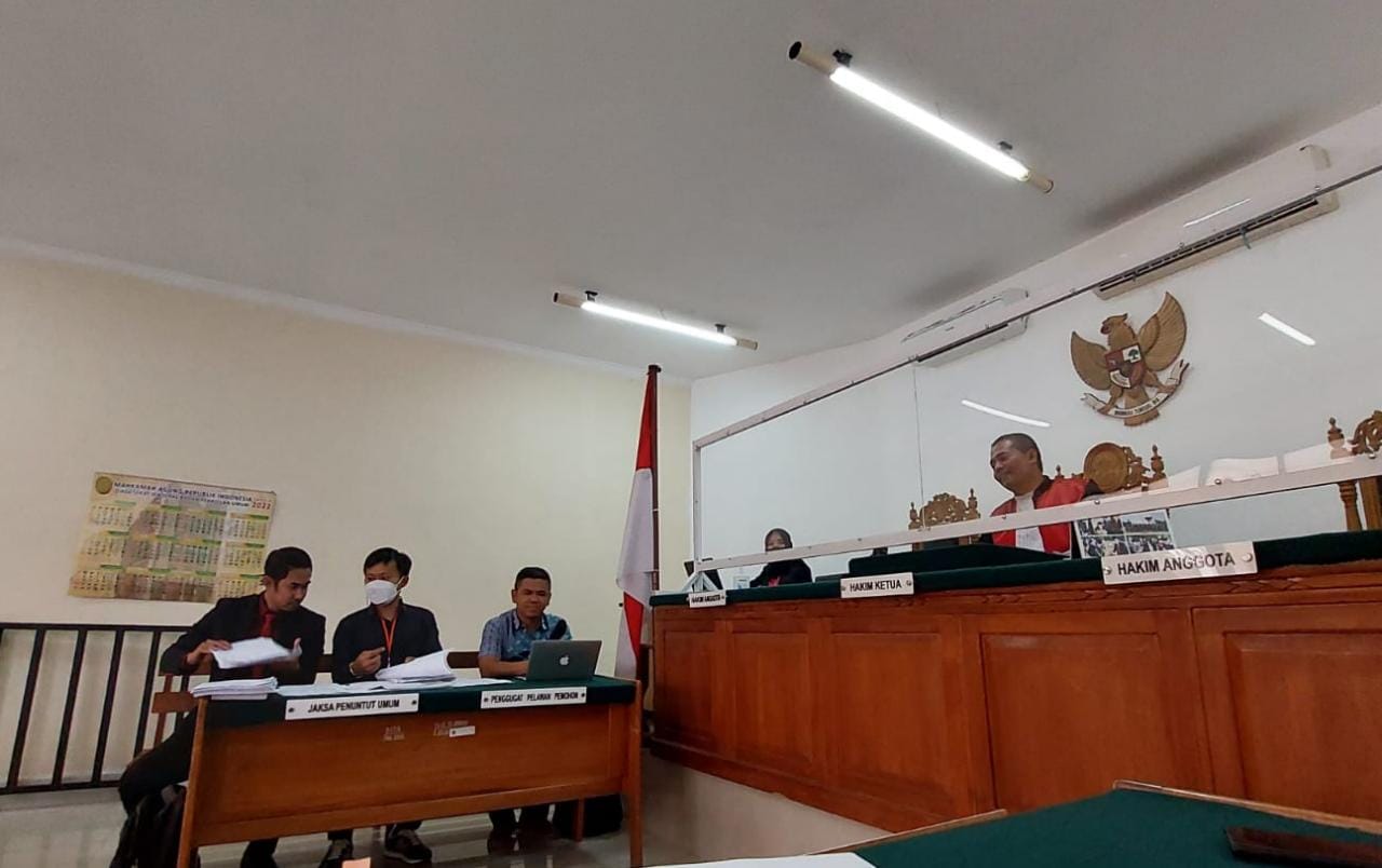 Sampurna didampingi Kuasa Hukumnya Herman Felani SH, CLA, Bernard Doni Ss,SH,MM.CMe, C.Oriza Sativa Tanau, SH dari Kantor Hukum Herman Felani SH dan Partners.