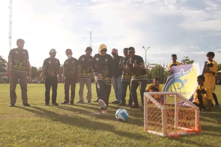 upati Barito Kuala (Batola) Hj Noormiliyani AS membuka Turnamen Sepak Bola Bupati Cup Tahun 2022 di Lapangan 5 Desember Marabahan, Jumat (26/08/2022).